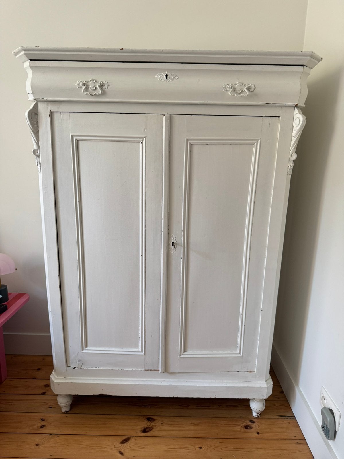 Prix négociable: Bonnetière /armoire ancienne en bois, blanc, Enlèvement