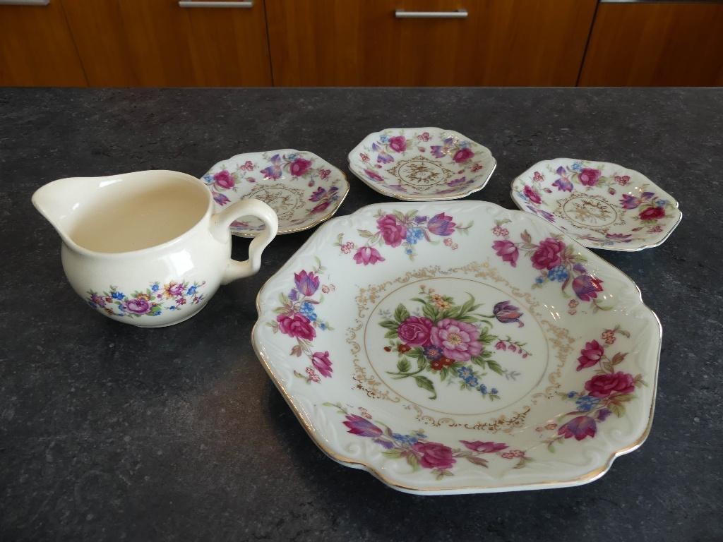 Porseleinen melkpotje met 4 bordjes, Antiek en Kunst, Ophalen of Verzenden