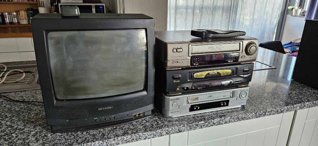 TV + Videorecorder en lot van +- 500 films, TV, Hi-fi & Vidéo, Télévisions vintages, Enlèvement, Utilisé, Sharp