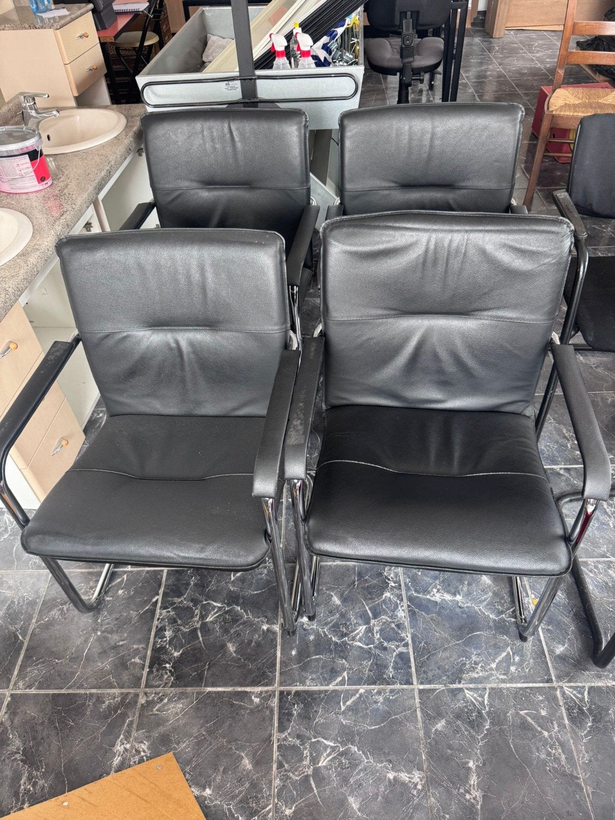 Stoelen, Enlèvement