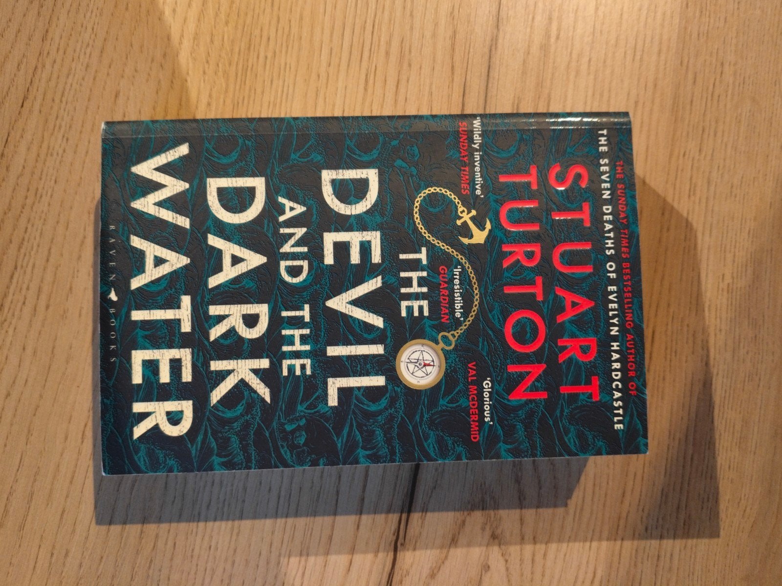 Engels Boek: Devil and the Dark water, Livres, Enlèvement, Utilisé, Stuart Turton