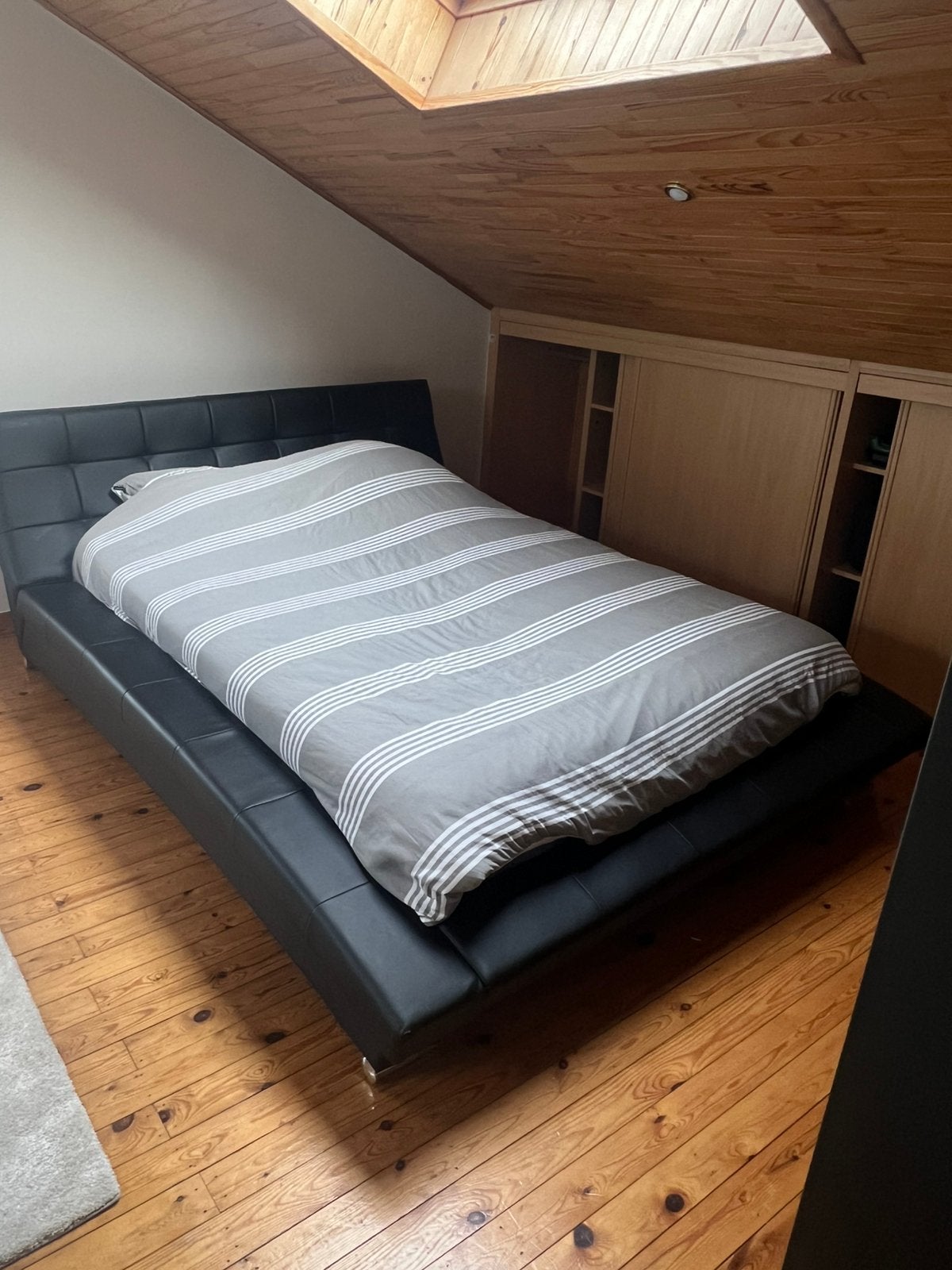 Lit double design en similicuir noir – 160  200 cm –, Maison & Meubles, Enlèvement, Comme neuf
