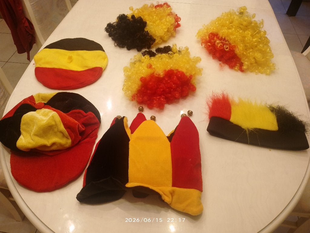 Voetbalmutsen en hoeden, allemaal tesamen voor  15 euro, Ophalen of Verzenden, Zo goed als nieuw, Pet of Muts
