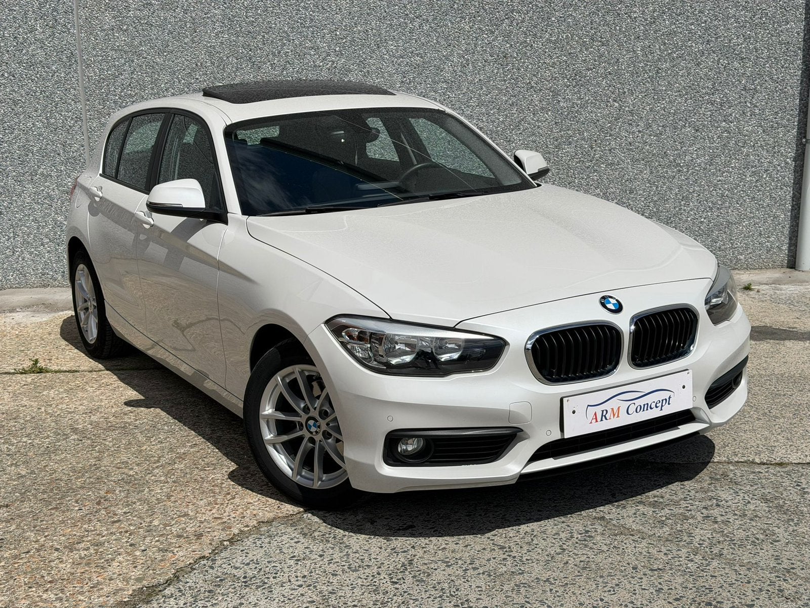BMW 116i Essence 2019 EURO 6d Toit ouvrant, Auto's, Bluetooth, Wit, https://public.car-pass.be/vhr/b32e5a14-b052-4525-9e6a-eb2a066535f5