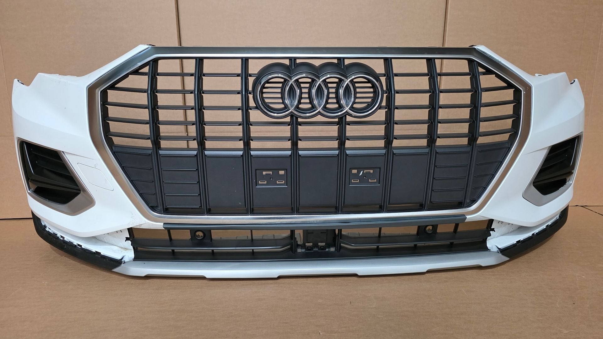 Voorbumper AUDI Q3 83A F3 BASIC Orgineel Bumper 4xPDC, Gebruikt, -, Voor, Ophalen of Verzenden