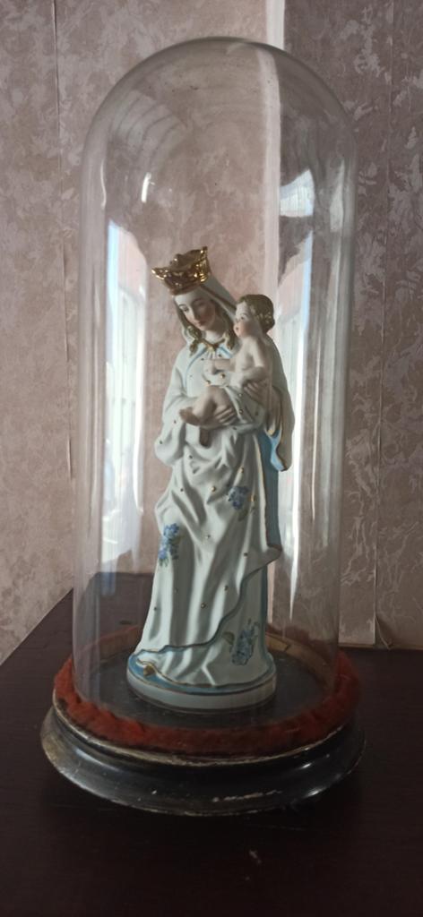 Porseleinen Maria met kind in glazen stolp, Antiek en Kunst, Antiek | Religieuze voorwerpen, Ophalen of Verzenden