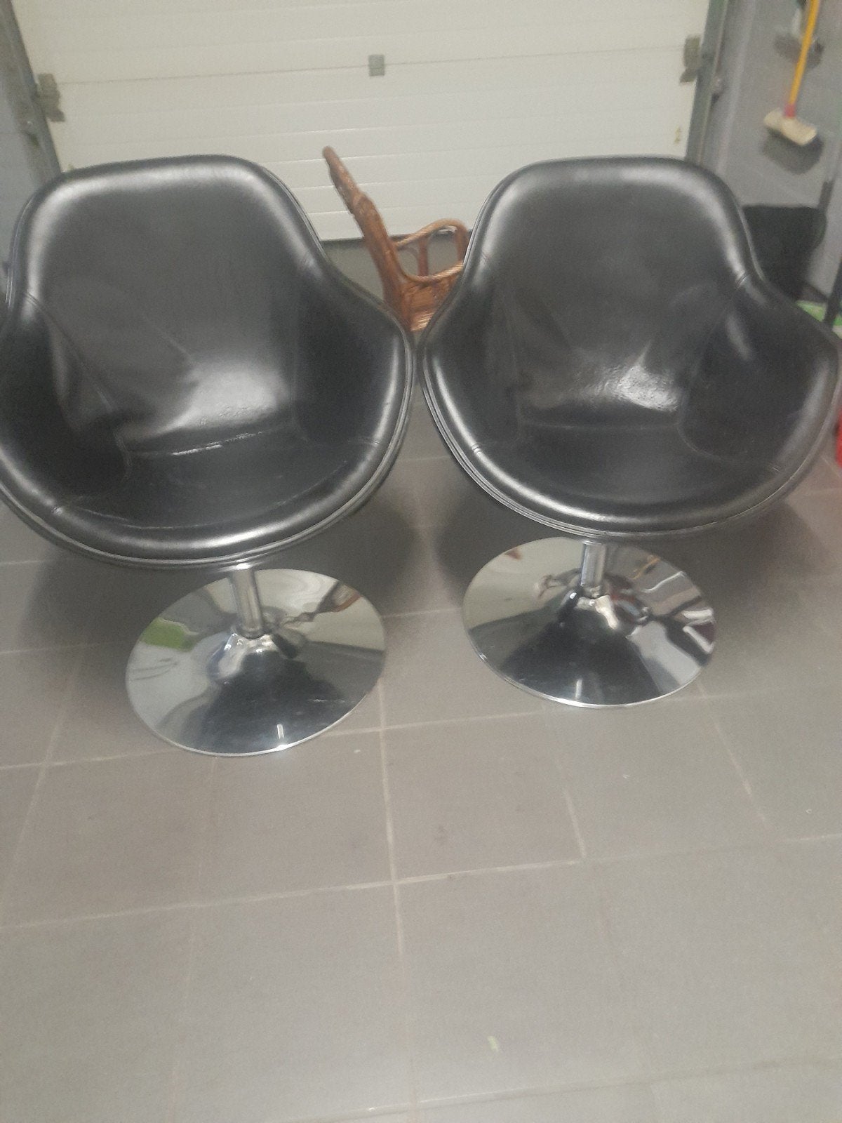 2 kuipzetels  met trompet voet, Ophalen