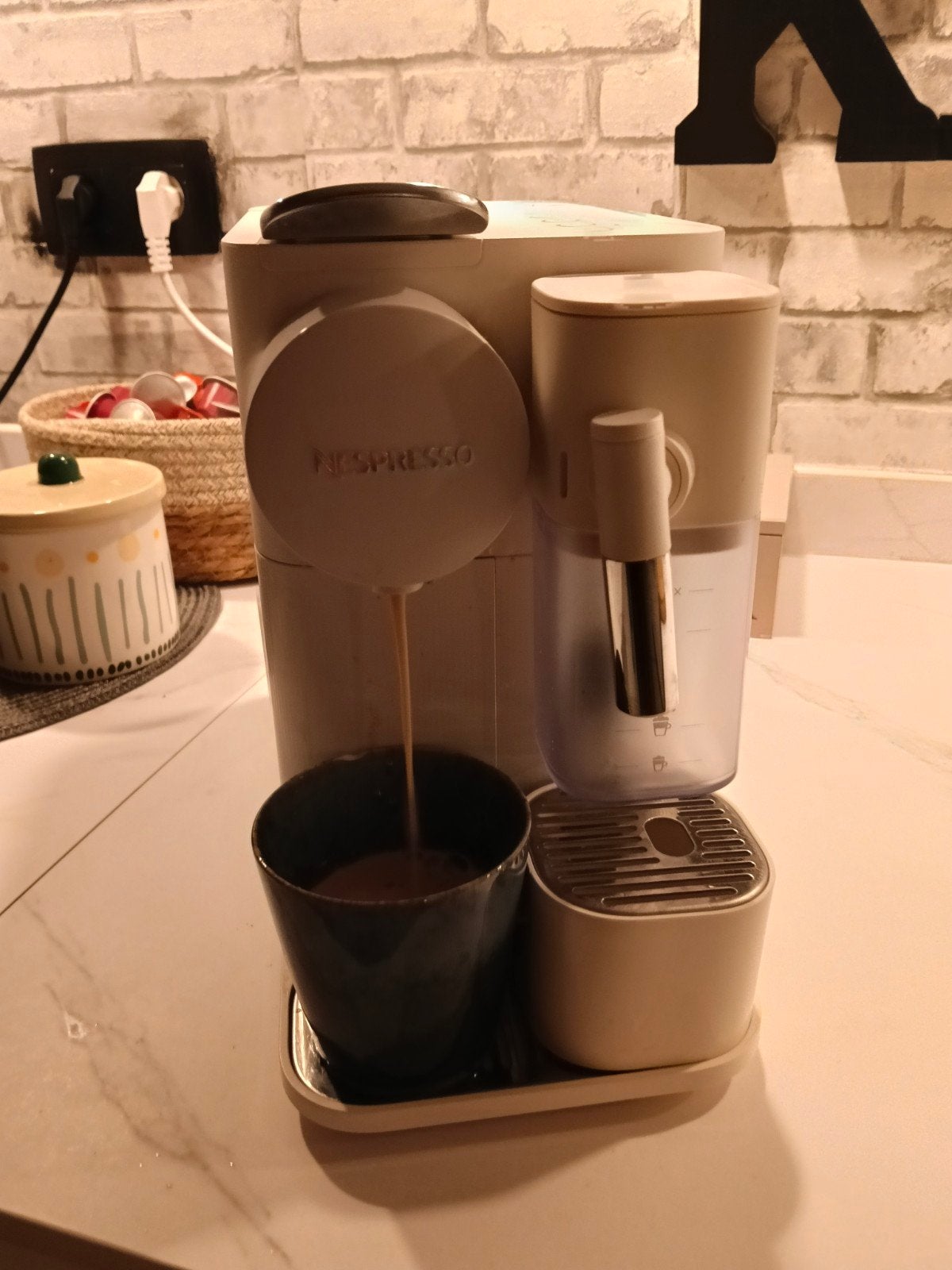 Machine Nespresso Delonghi, Machine à espresso, Dosettes et capsules de café, Enlèvement, 1 tasse