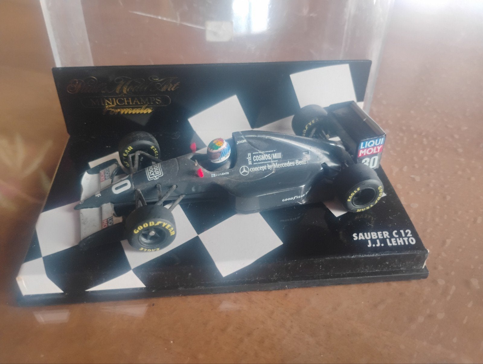 Modèles miniatures de voitures de courses, Enlèvement