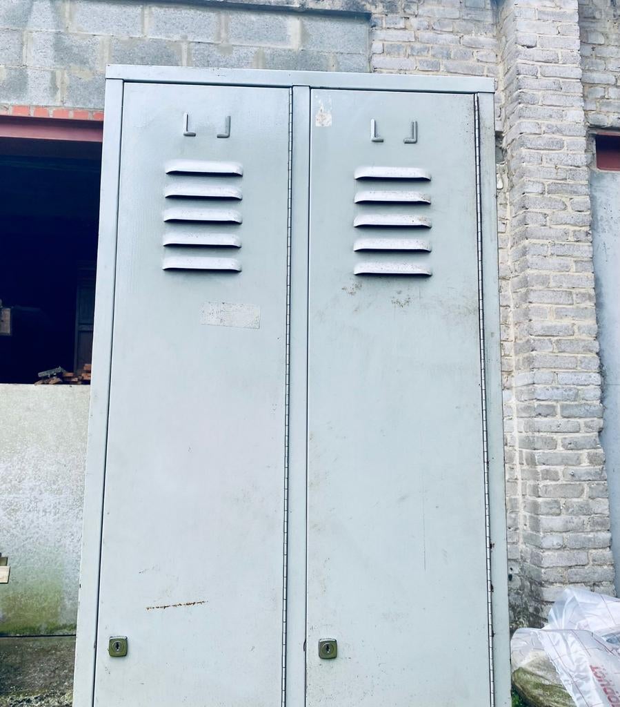 Metalen kast. Garderobe., Ophalen