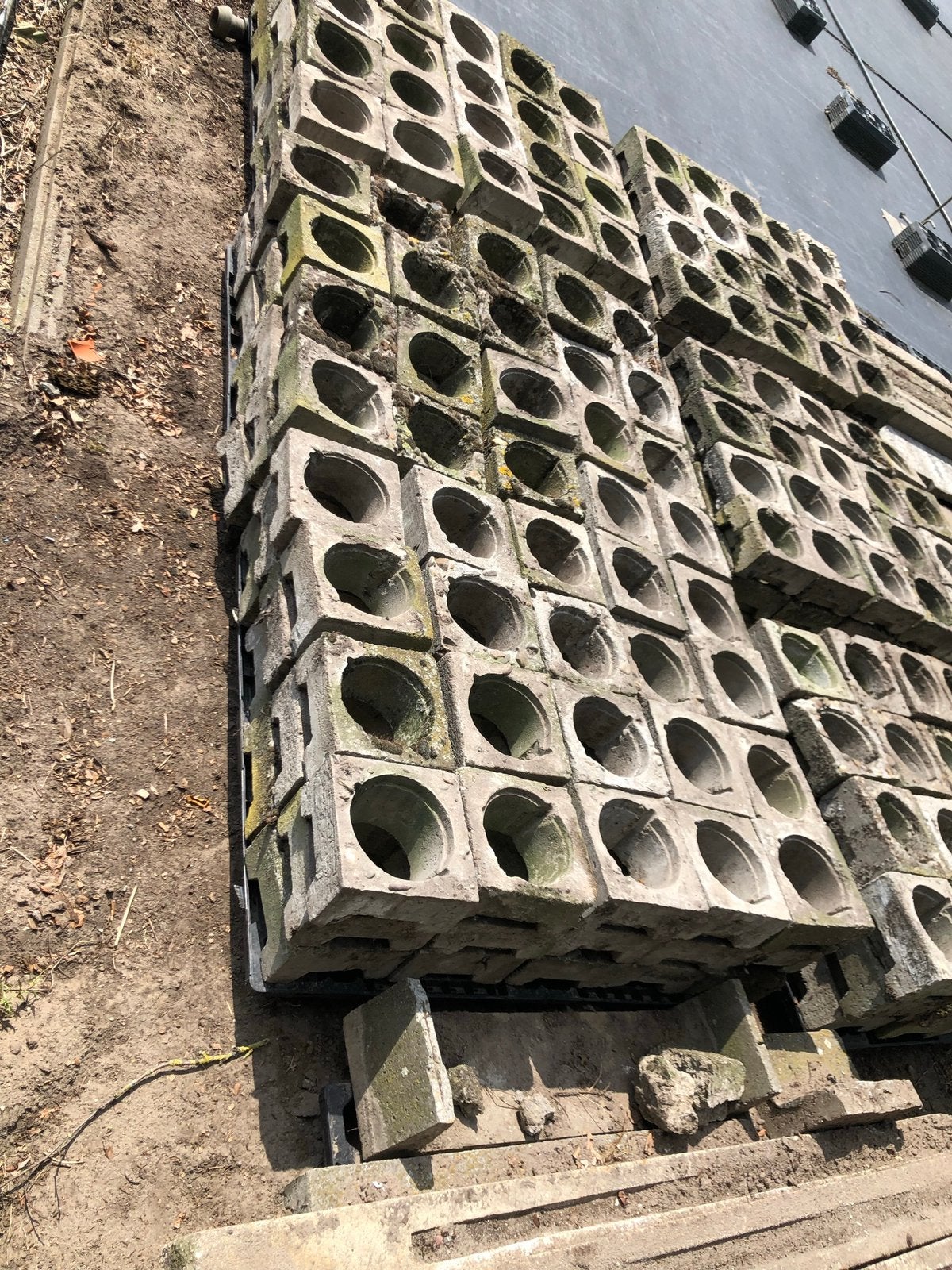Open betonblok voor bloempot 3liter 21cm nog +- 235stuks, Tuin en Terras, Ophalen, Zo goed als nieuw