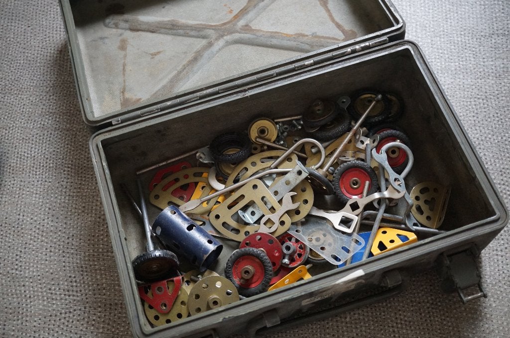 Anciennes pièces Meccano dans une boîte militaire en métal, Antiquités & Art, Antiquités | Jouets, Enlèvement