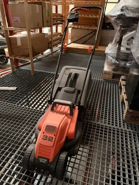 Machine à gazon BLACK + DECKER, Comme neuf, 30 à 39 cm, Enlèvement, Black&Decker