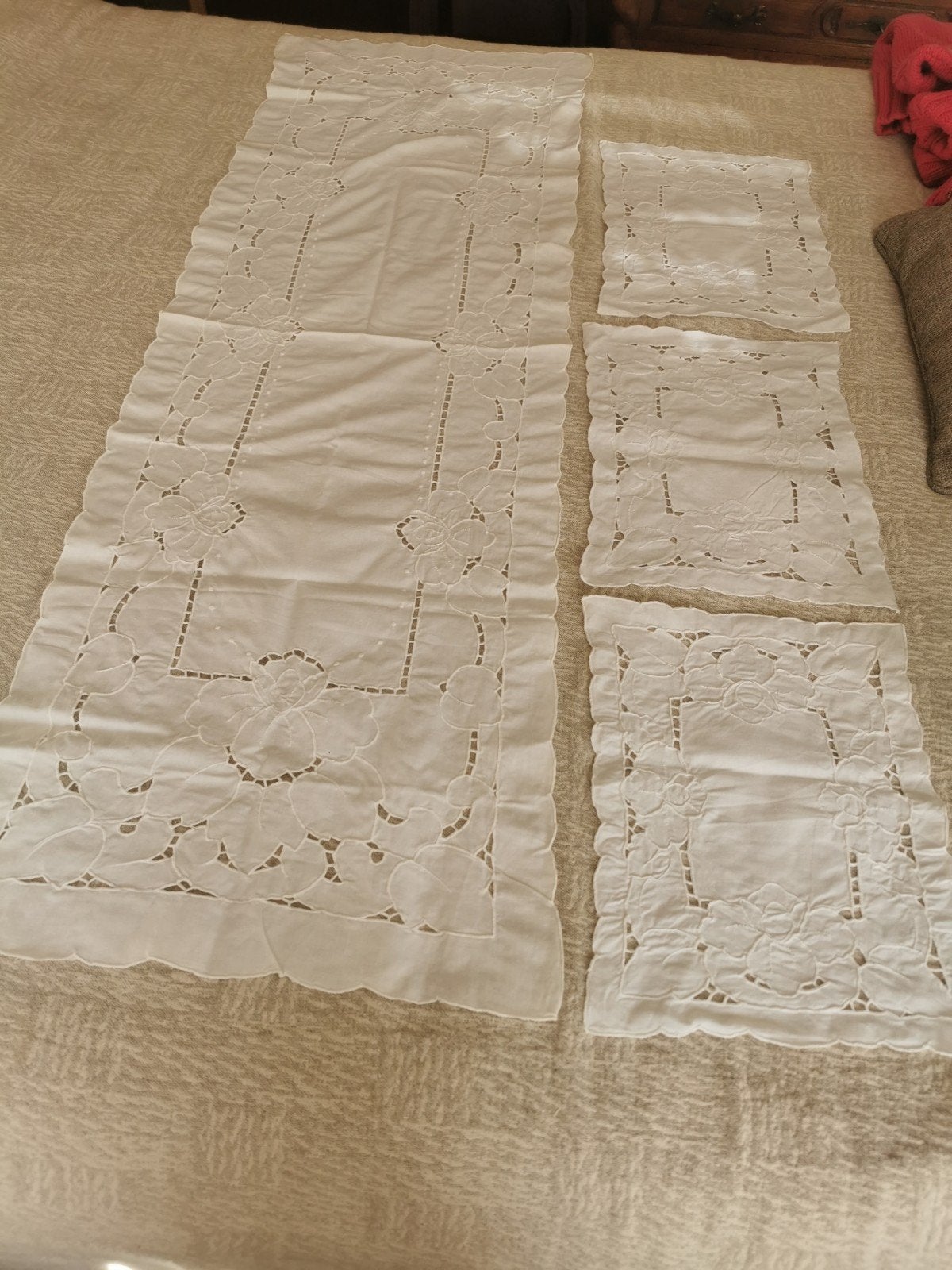 4 tasses de table en broderie ancienne, Antiquités & Art, Enlèvement ou Envoi