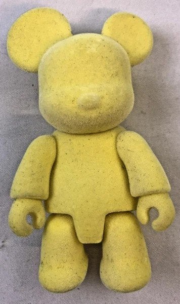 Toy2R Qee gele verzamelfiguur flock designer Mickey Mouse, Verzenden, Mickey Mouse, Zo goed als nieuw, Beeldje of Figuurtje
