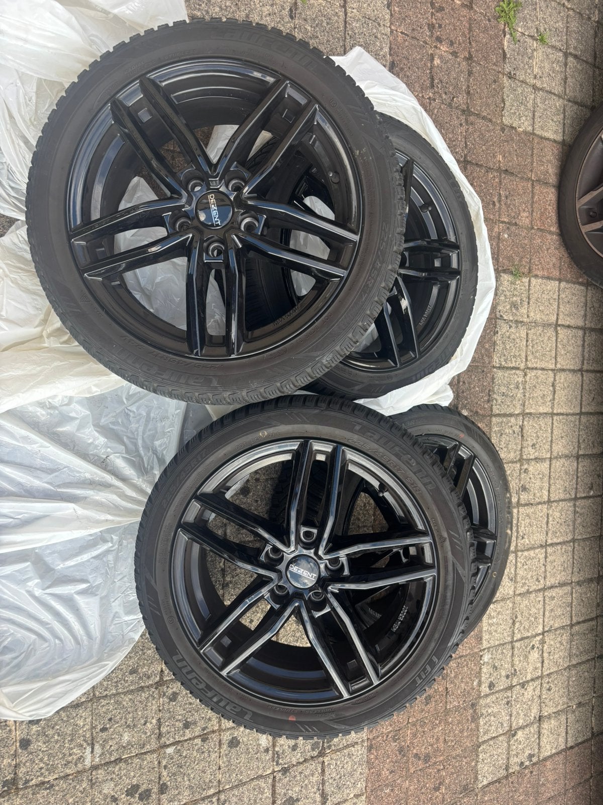 4 roues hiver 17″ DEZENT noires + pneus — 225/45 R17, Autos : Pièces & Accessoires, Pneus hiver, Enlèvement, Pneu(s), 17 pouces