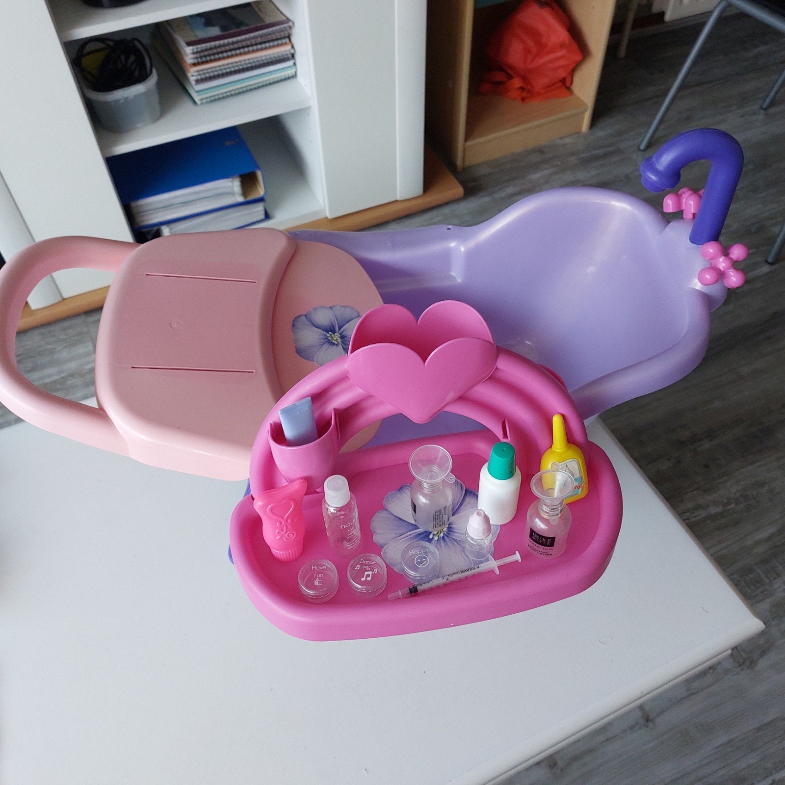 Badje op poten met houdertje met spulletjes. goede staat, Ophalen, Gebruikt, Overige typen