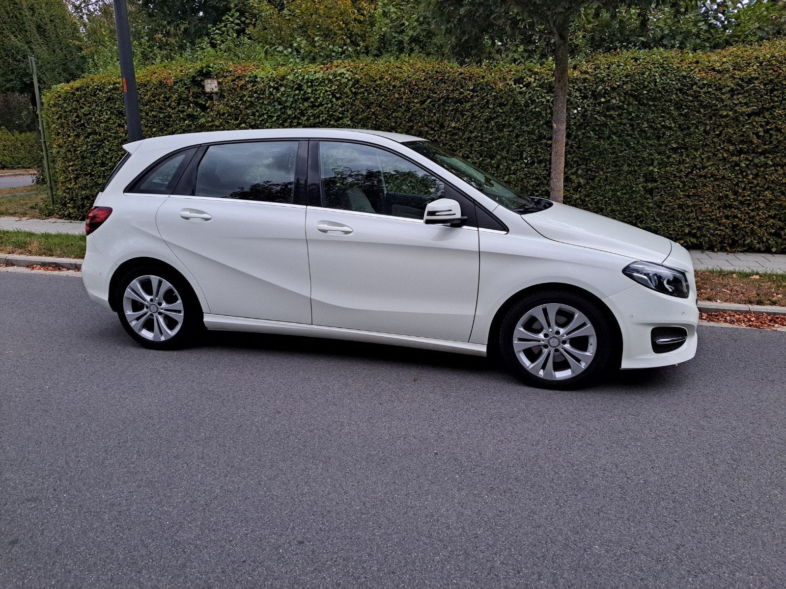 Mercedes Benz B180 Benzine. Euro 6. Aangepaste Draaistoel !!, Auto's, Dealer onderhouden, Verwarmde buitenspiegels, 4 cilinders
