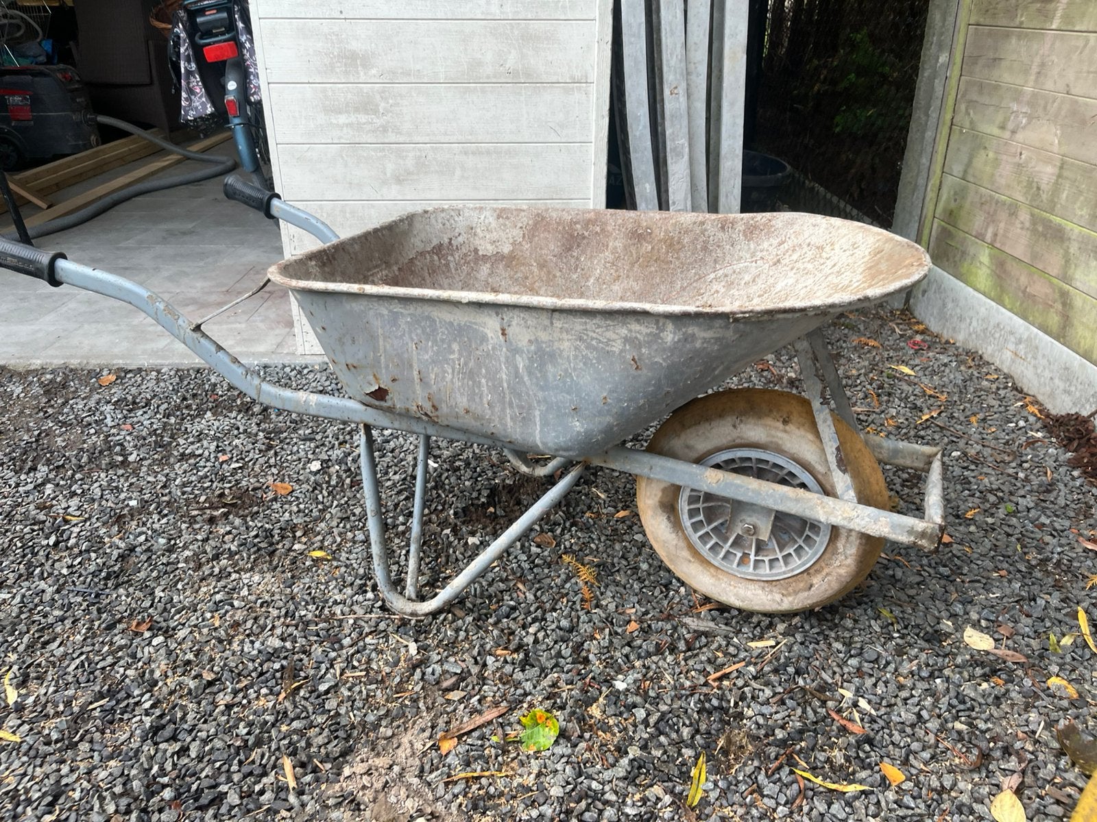 Kruiwagen met vol wiel, Ophalen