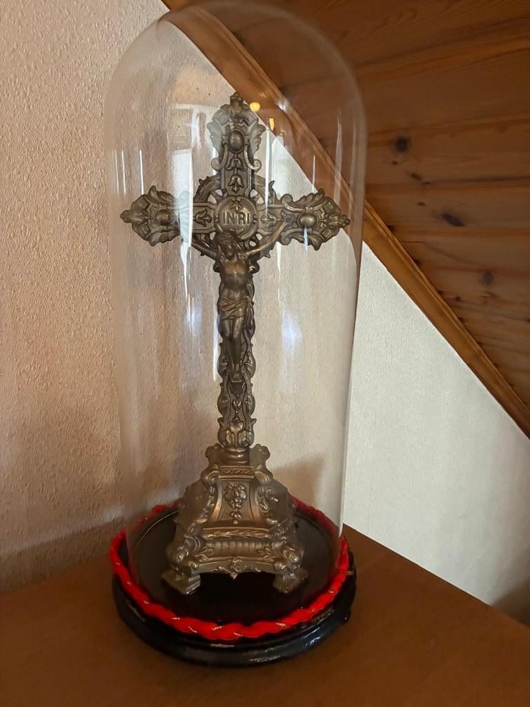 Kruis onder glazen stolp, Antiek en Kunst, Ophalen
