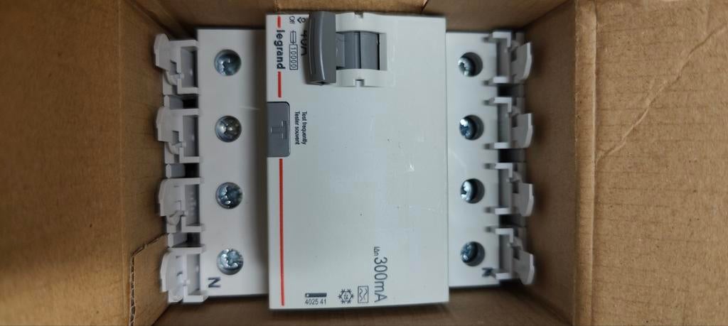 Interrupteur différentiel Legrand 4P 40A 300mA – neuf, Enlèvement ou Envoi, Interrupteur