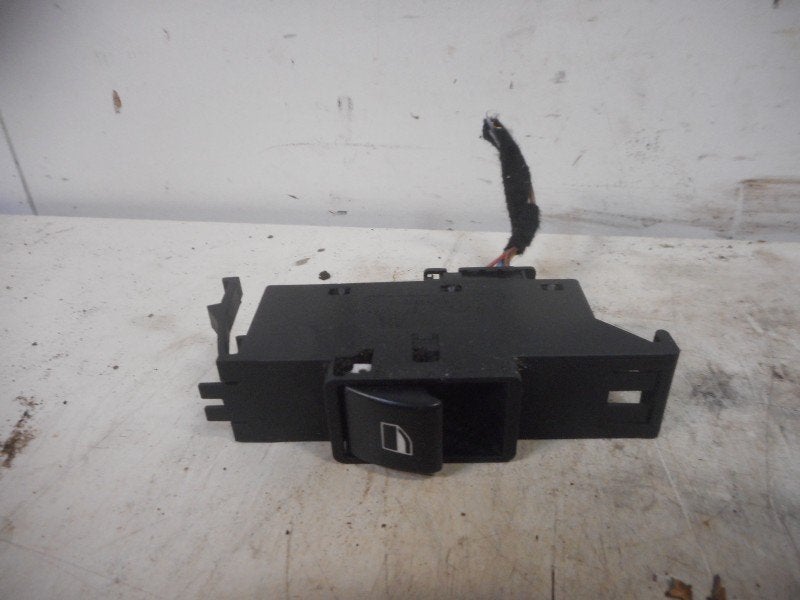 INTERRUPTEUR D'ALIMENTATION VITRE AVANT DROIT (bmw6902176), Utilisé, BMW, Petuelring 130
80809  München, DE, Bayerische Motoren Werke AG
