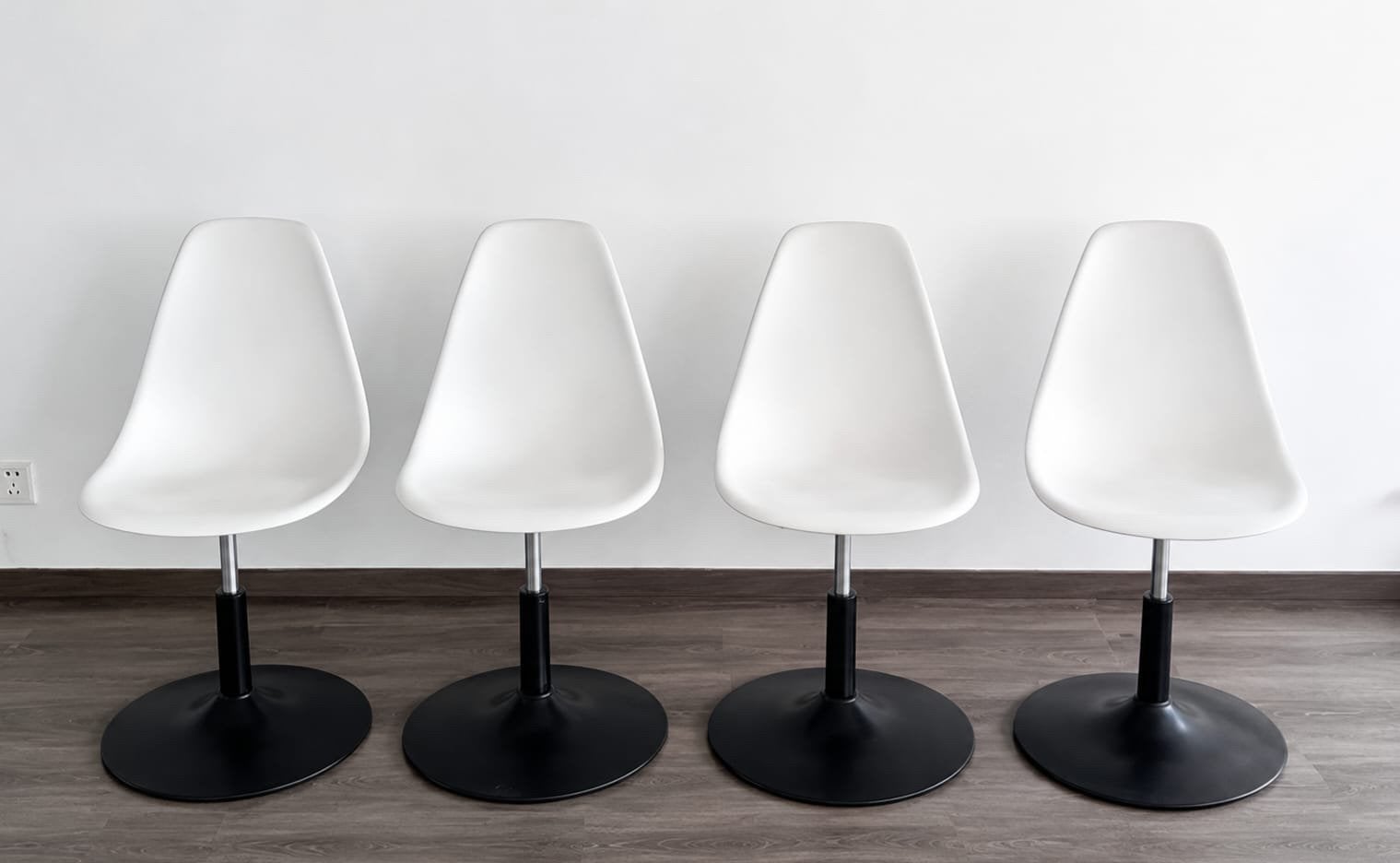 4 witte draaistoelen, Ophalen, Zo goed als nieuw