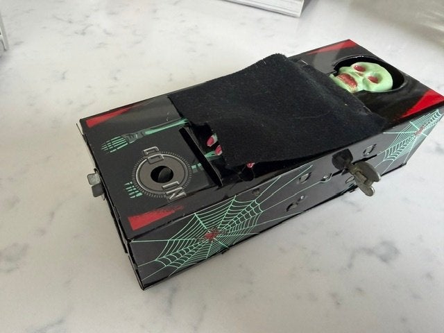 Collectionneur d'étain de la Yone Coffin Bank des années 60, Enlèvement ou Envoi