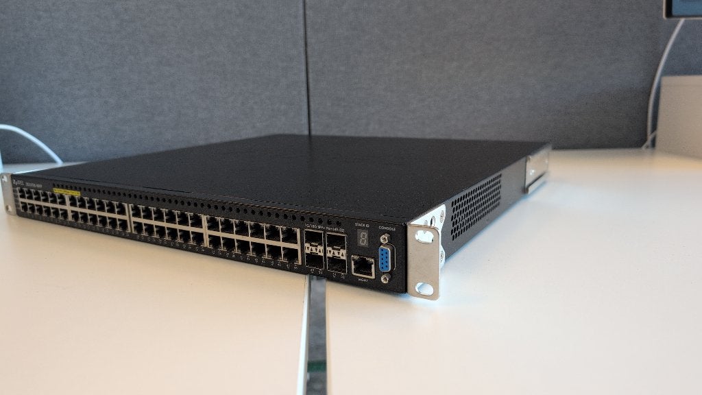 Stackable 48 Poort PoE Switch met 10 Gbe Uplink, Computers en Software, Netwerk switches, Ophalen of Verzenden