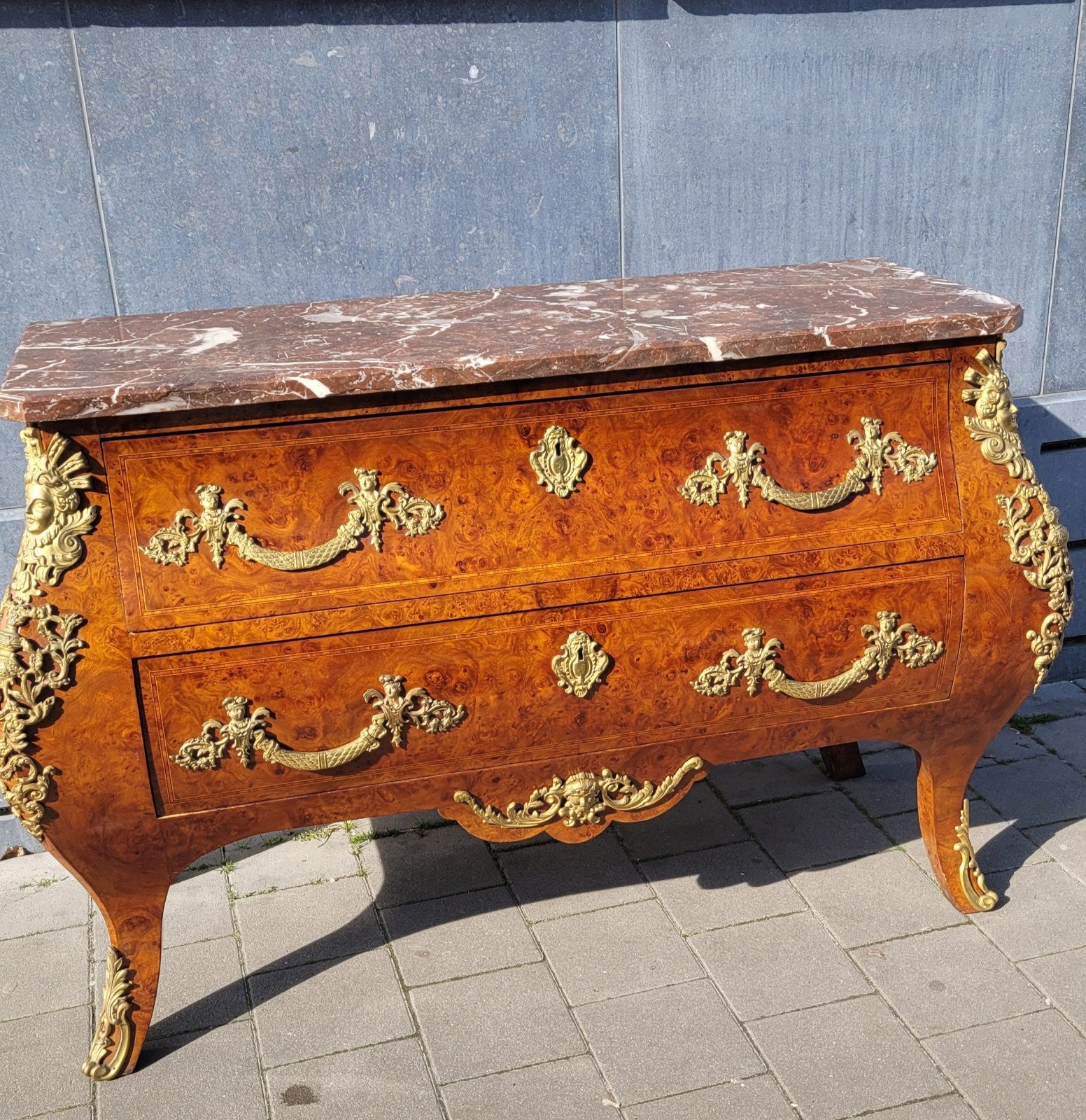 Een commode in Lodewijk XV-stijl van vortelhout met een marm, Enlèvement