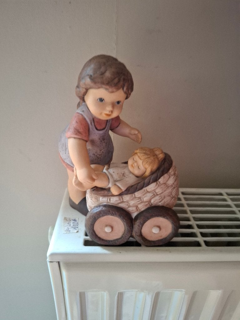Figurine Goebel fille avec landau -, Envoi, Comme neuf, Hummel