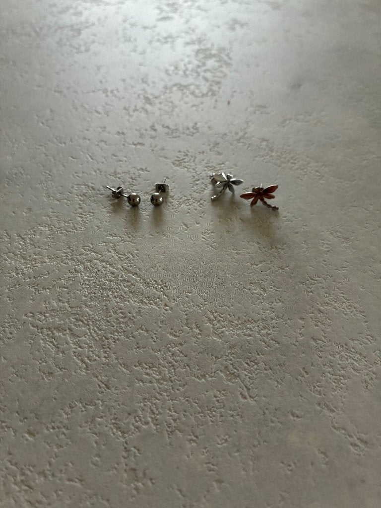 2 paar oorbellen, Handtassen en Accessoires, Oorbellen, Ophalen, Overige materialen, Nieuw, Knopjes of Stekers