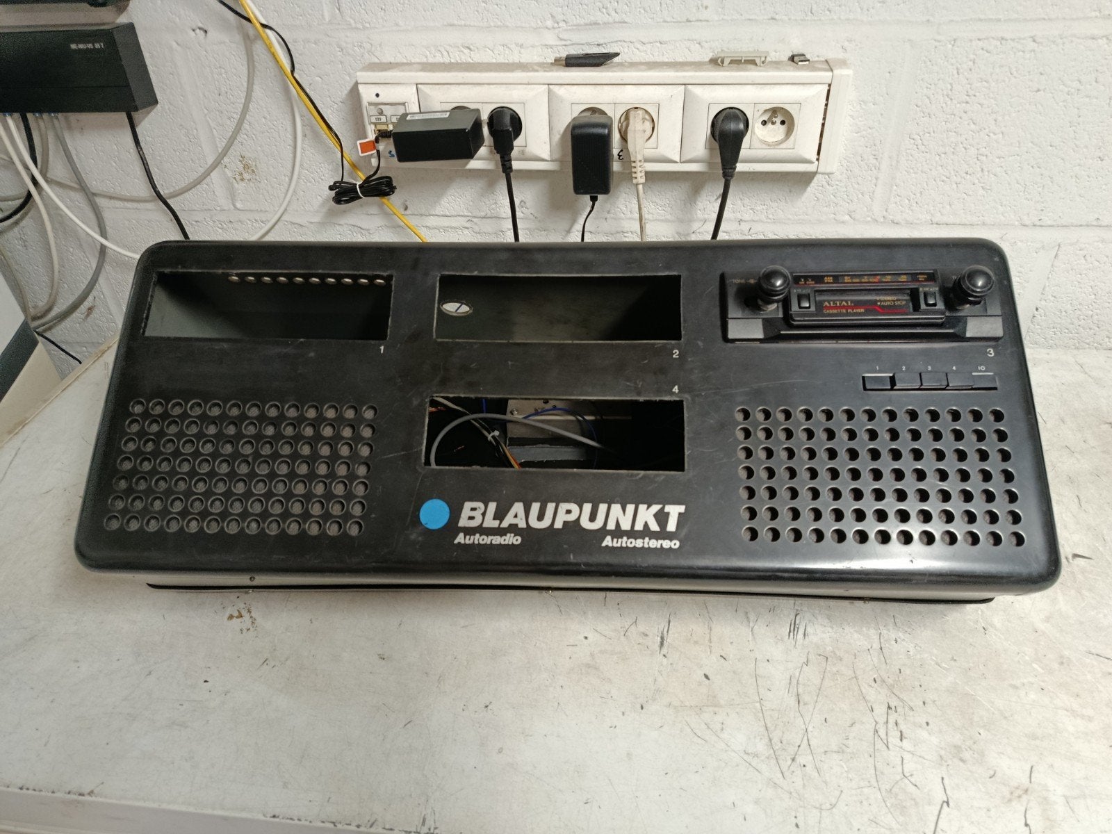 Blaupunkt autoradio demostand moet nu snel weg, Enlèvement