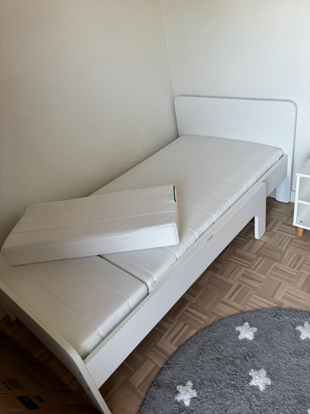 Ikea meegroeibed + nachtkastje, Ophalen, Gebruikt, Eenpersoons, Wit