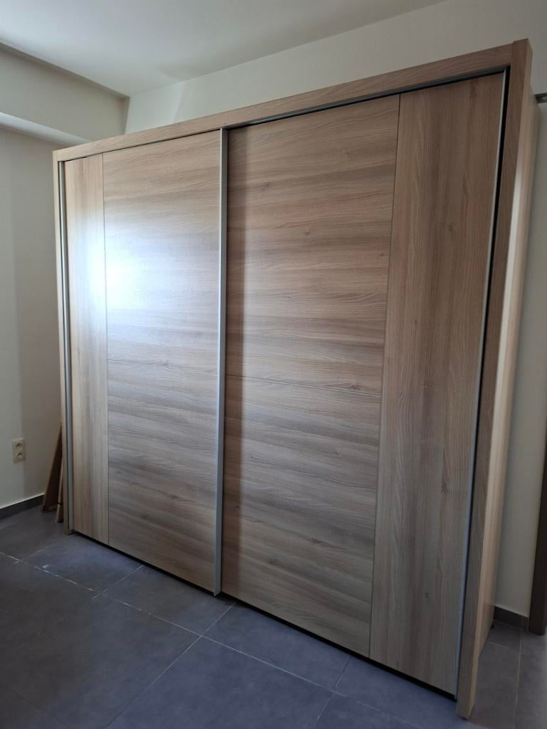 Grande armoire robuste. Hauteur 220 cm, largeur 233 cm, prof, 200 cm ou plus, Avec tablette(s), Enlèvement, Utilisé