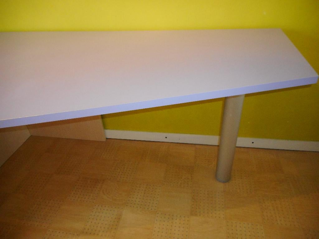 Table de cuisine avec plateau de couleur lavande fraîche., 150 à 200 cm, Jusqu'à deux personnes, Enlèvement, Utilisé