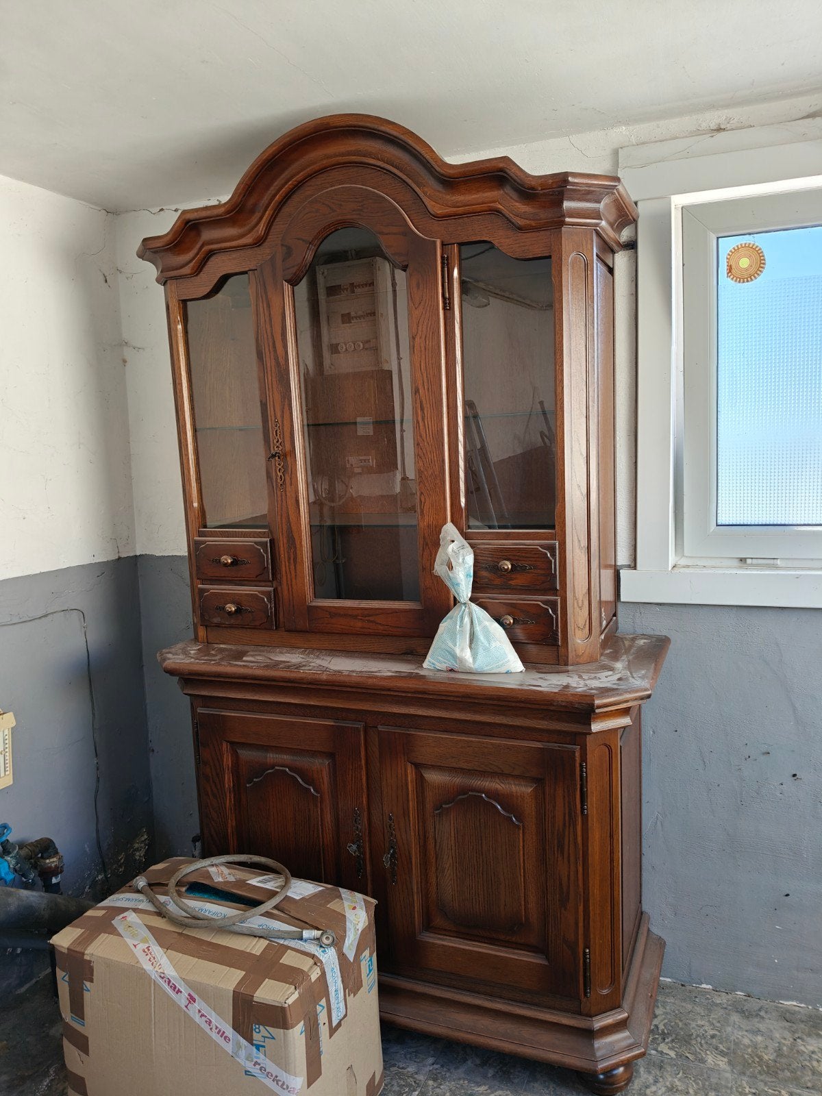 Hardhouten kast op te halen in Koekelare, Ophalen