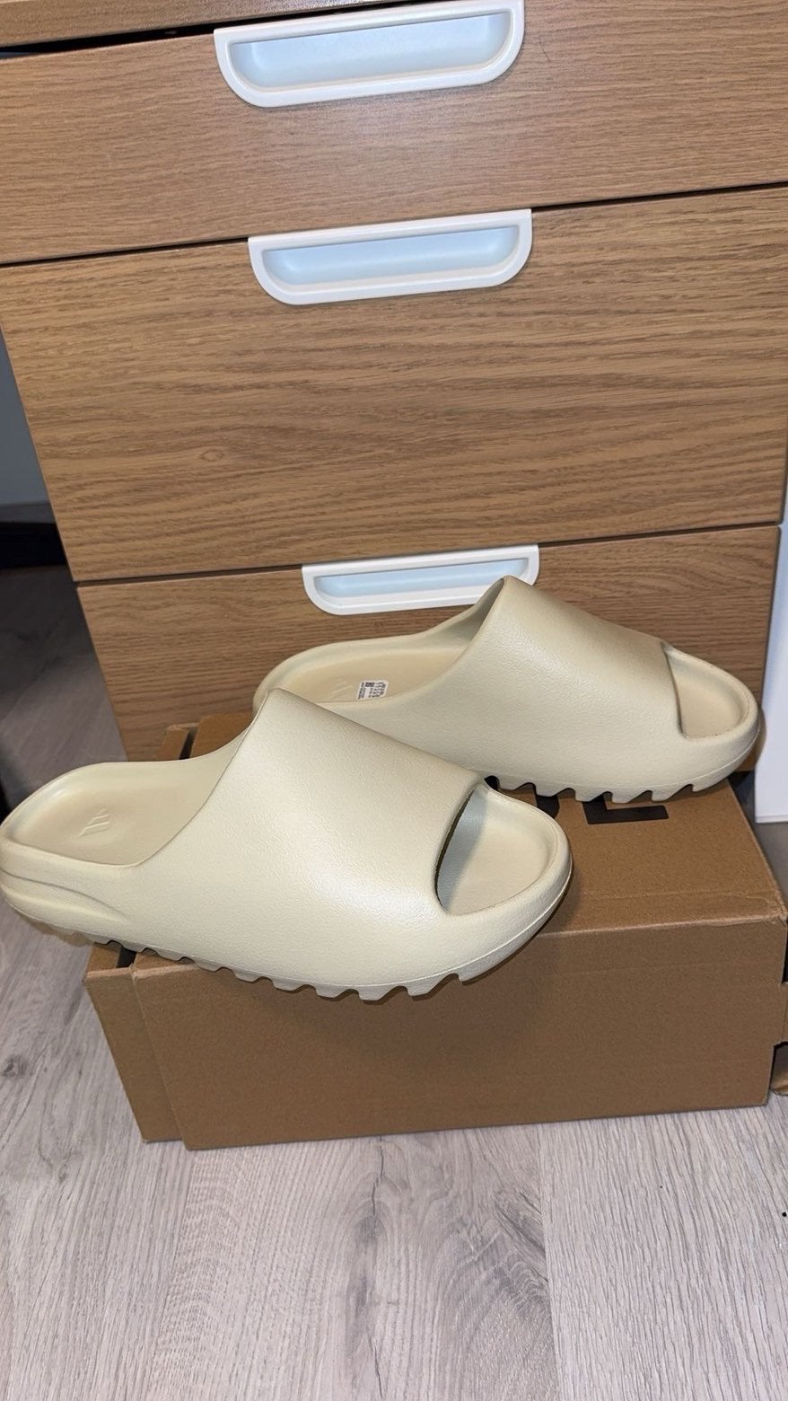 Yeezy slide beige, Vêtements | Hommes, Chaussons, Autres couleurs, Comme neuf, Enlèvement