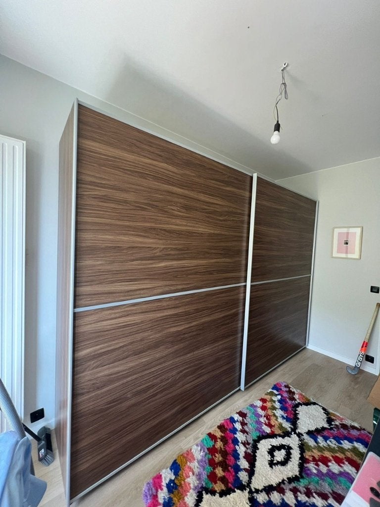 Armoire spacieuse en bois avec porte coulissante, 200 cm ou plus, Comme neuf, Enlèvement, 200 cm ou plus