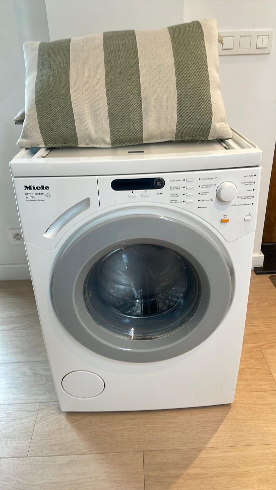 Miele wasmachine met koppelstuk(droogkast), Ophalen, Zo goed als nieuw