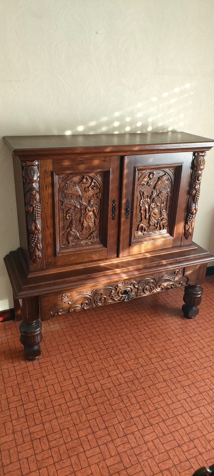 Massief eiken dressoir metprachtig handgesneden houtsnijwerk, Huis en Inrichting, Ophalen, Eikenhout
