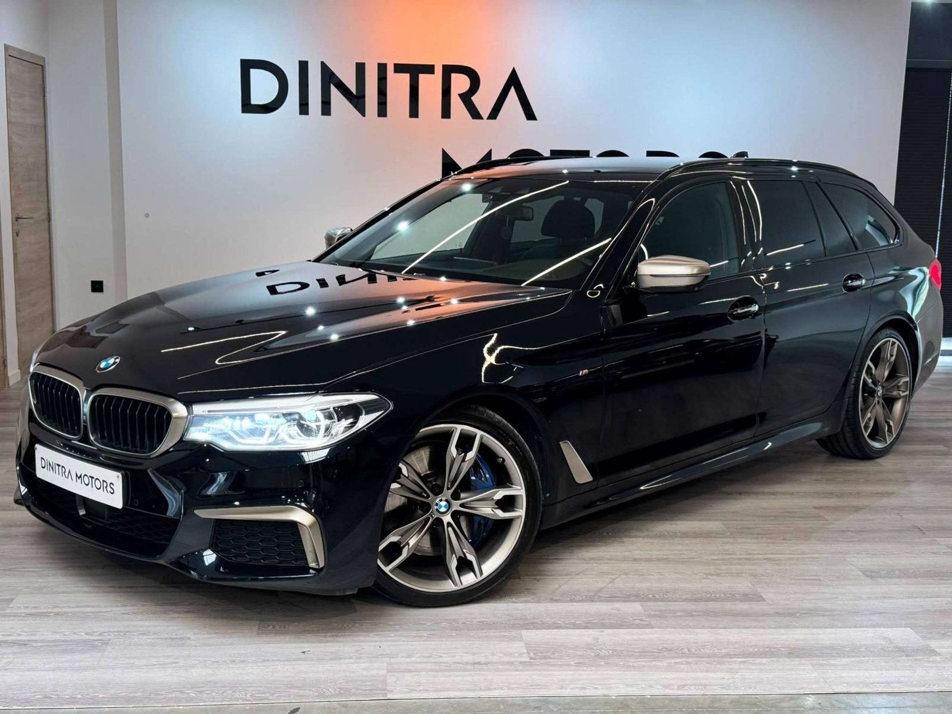 BMW M550 xDrive Lichte Vracht - Carplay/ACC/LED/Harman/360 C, Auto's, Automaat, Dealer onderhouden, 2993 cc, Adaptive Cruise Control