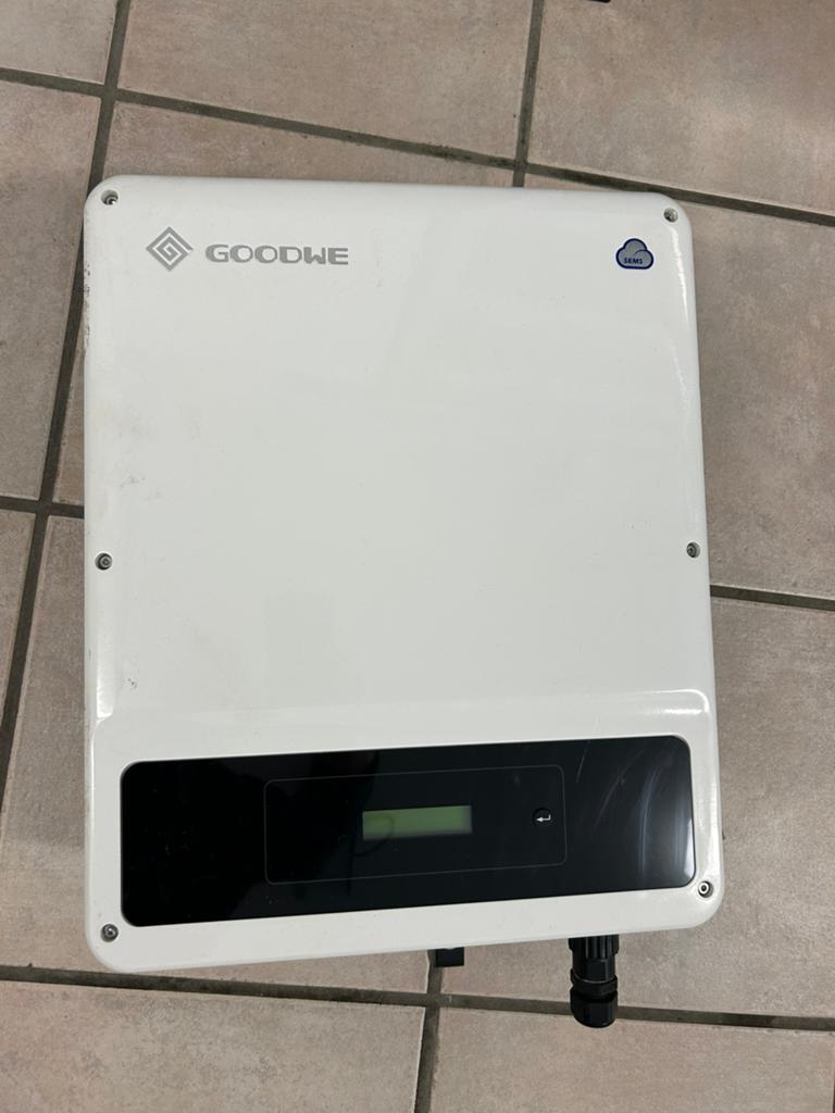 Omvormer zonnepanelen GW4200D Goodwe, Ophalen, Zo goed als nieuw
