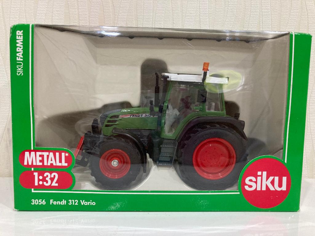 zolderopruiming: modelauto SIKU tractor schaal 1:32, Hobby en Vrije tijd, Modelauto's | 1:32, Ophalen of Verzenden, Nieuw, Tractor of Landbouw