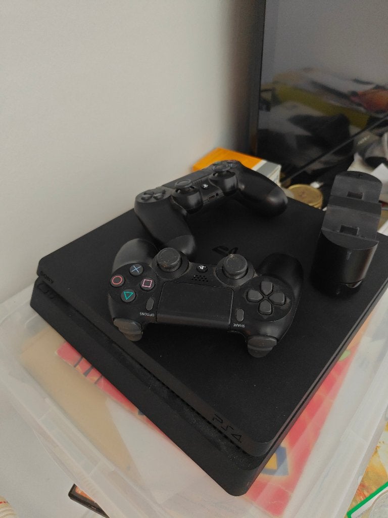 Ps4 slim 1tb 2controllers en dock, Games en Spelcomputers, Spelcomputers | Sony PlayStation 4, Ophalen, Met 2 controllers, Zo goed als nieuw