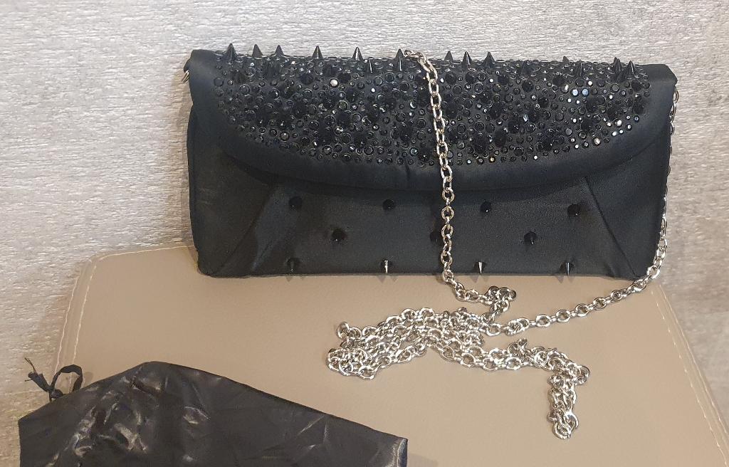 Avondtas zwart met pinnen - chique rock-gehalte, Handtassen en Accessoires, Ophalen of Verzenden, Zo goed als nieuw, Zwart, Avondtasje