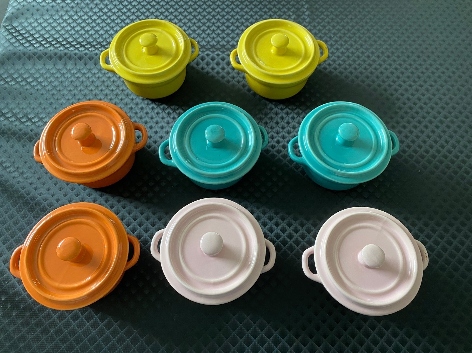 Lot de 8 mini cocottes en céramique avec couvercle, Maison & Meubles, Enlèvement, Comme neuf, Autres matériaux, Casserole ou Cocotte-minute