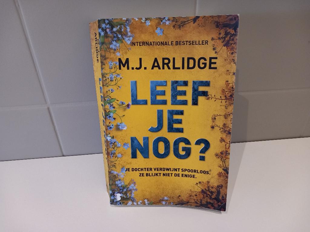 Thriller M.J.Arlidge/leef je nog ?, Ophalen of Verzenden, Gelezen, M.J. Arlidge