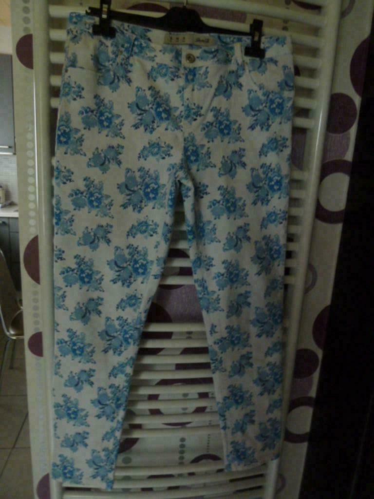Pantalon dame à fleurs bleues sur fond blanc Mystic T.4, Taille 42/44 (L), Autre, Enlèvement ou Envoi, Comme neuf