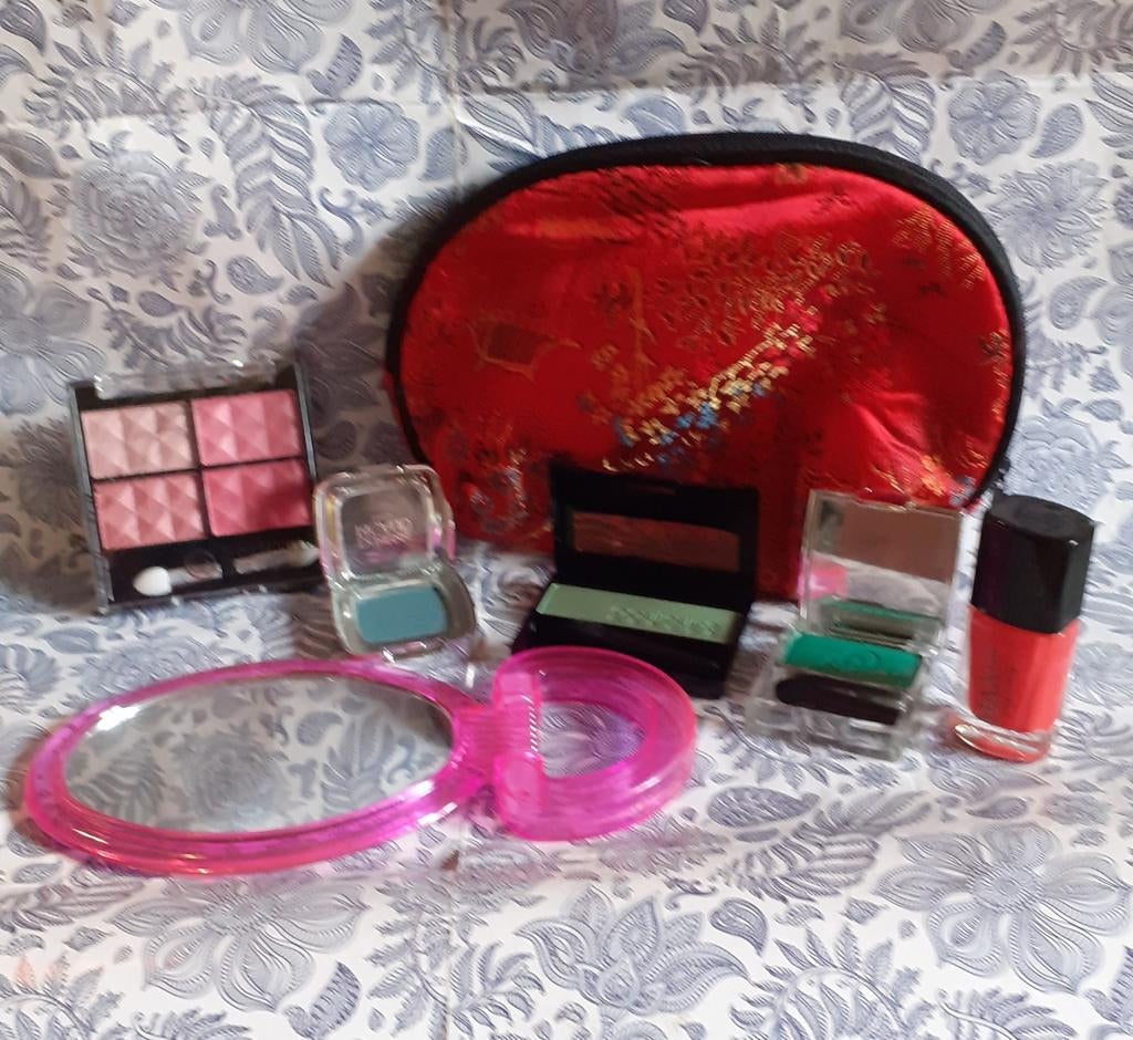 Lot de maquillage avec trousse neuf, Handtassen en Accessoires, Ophalen of Verzenden, Nieuw, Rood, Make-up